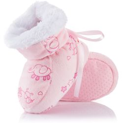 Ciepłe buciki niemowlęce dla dziewczynki na jesienne dni.
