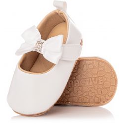 Białe buciki z kokardą na chrzest święty. Elastyczna podeszwa.